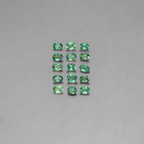 カラットの天然グリーン/レッドアレキサンドライト（3.4×2.3 mm・オーバルカット）