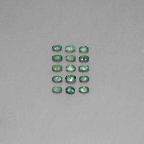 カラットの天然グリーン/レッドアレキサンドライト（3.4×2.3 mm・オーバルカット）
