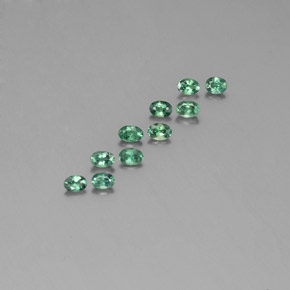 カラットの天然グリーン/レッドアレキサンドライト（3.5x2.5 mm・オーバルカット）