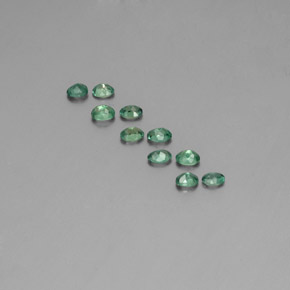 カラットの天然グリーン/レッドアレキサンドライト（3.5x2.5 mm・オーバルカット）