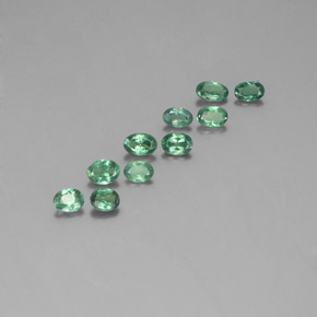 カラットの天然グリーン/レッドアレキサンドライト（4.7×3.3 mm・オーバルカット）
