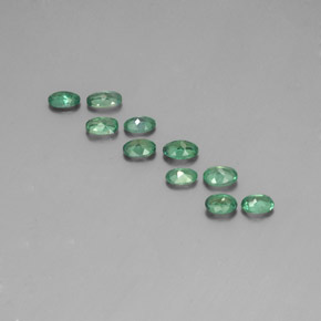 カラットの天然グリーン/レッドアレキサンドライト（4.7×3.3 mm・オーバルカット）