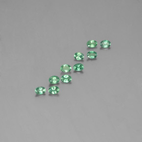 カラットの天然グリーン/レッドアレキサンドライト（3.4×2.4 mm・オーバルカット）
