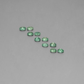 カラットの天然グリーン/レッドアレキサンドライト（3.4×2.4 mm・オーバルカット）