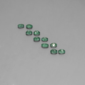 カラットの天然グリーン/レッドアレキサンドライト（3.5×2.5 mm・オーバルカット）