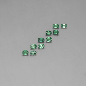 カラットの天然グリーン/レッドアレキサンドライト（3.5×2.3 mm・オーバルカット）