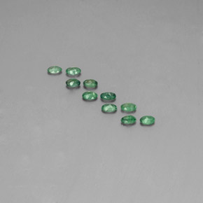 カラットの天然グリーン/レッドアレキサンドライト（3.5×2.3 mm・オーバルカット）
