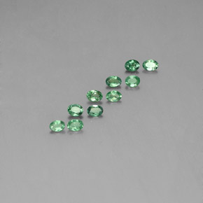 カラットの天然グリーン/レッドアレキサンドライト（3.6×2.6 mm・オーバルカット）