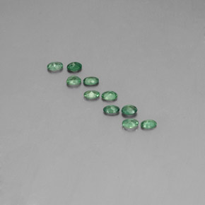 カラットの天然グリーン/レッドアレキサンドライト（3.6×2.6 mm・オーバルカット）