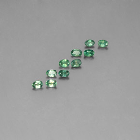 カラットの天然グリーン/レッドアレキサンドライト（3.6×2.6 mm・オーバルカット）