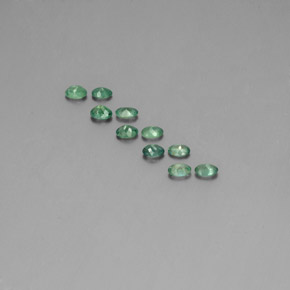 カラットの天然グリーン/レッドアレキサンドライト（3.6×2.6 mm・オーバルカット）