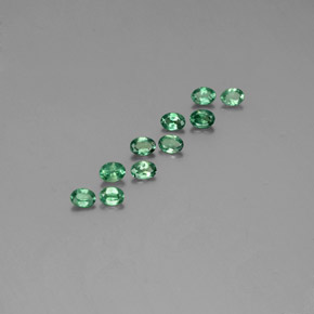 カラットの天然グリーン/レッドアレキサンドライト（3.6×2.6 mm・オーバルカット）