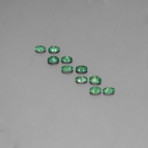カラットの天然グリーン/レッドアレキサンドライト（3.6×2.6 mm・オーバルカット）