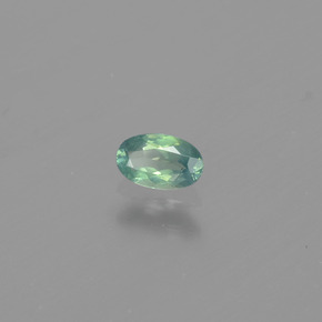 0.26カラットの天然グリーン/レッドアレキサンドライト（4.9×3.1 mm・オーバルカット）