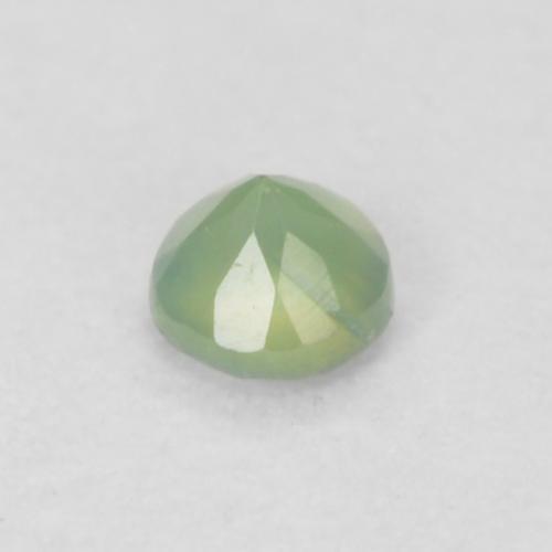 0.06カラットの天然非常に薄い緑アレキサンドライト（2.12 mm・ラウンドカット）