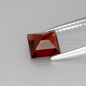 1.35カラットの天然ディープレッドアルマンディンガーネット（5.9×5.9 mm・四角）