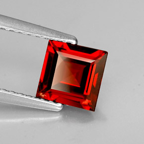 1.10カラットの天然ディープレッドアルマンディンガーネット（6×5.9 mm・四角）
