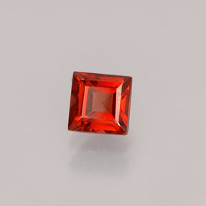0.59カラットの天然オレンジレッドアルマンディンガーネット（4.2×4.2 mm・四角）