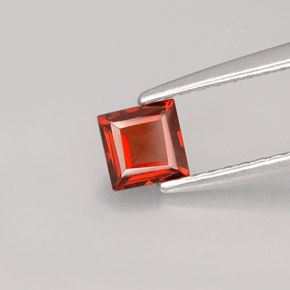 0.48カラットの天然オレンジレッドアルマンディンガーネット（4.1×4.1 mm・四角）