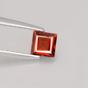 0.48カラットの天然オレンジレッドアルマンディンガーネット（4.1×4.1 mm・四角）
