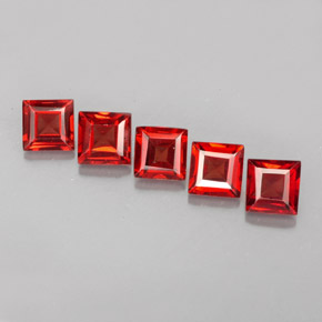 カラットの天然オレンジレッドアルマンディンガーネット（4.2×4.1 mm・四角）