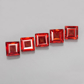 カラットの天然オレンジレッドアルマンディンガーネット（4.2×4.1 mm・四角）