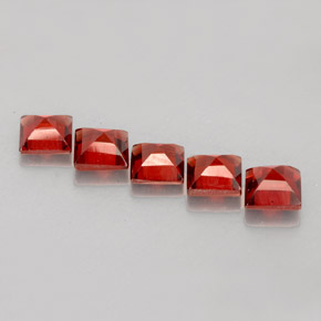 カラットの天然オレンジレッドアルマンディンガーネット（4.2×4.1 mm・四角）
