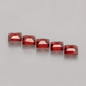 カラットの天然オレンジレッドアルマンディンガーネット（4.2×4.2 mm・四角）