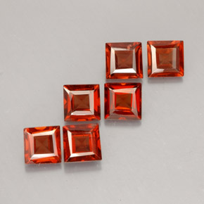 カラットの天然オレンジレッドアルマンディンガーネット（4.2×4.1 mm・四角）