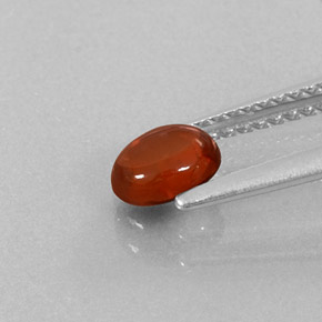 0.76カラットの天然オレンジレッドアルマンディンガーネット（5.8×4.7 mm・透明）