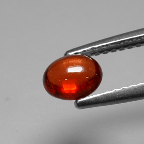 0.88カラットの天然オレンジレッドアルマンディンガーネット（6×4.9 mm・オーバルカット）