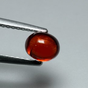 1.06カラットの天然オレンジレッドアルマンディンガーネット（5.9×4.8 mm・オーバルカット）