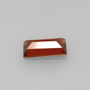 0.96カラットの天然レッドアルマンディンガーネット（7.9×4 mm・バゲット）