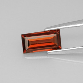 1.04カラットの天然レッドアルマンディンガーネット（8×4 mm・バゲット）