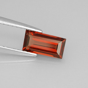 1.04カラットの天然レッドアルマンディンガーネット（8×4 mm・バゲット）