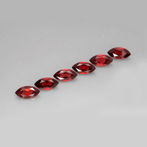 カラットの天然レッドアルマンディンガーネット（10.1×5.1 mm・マーキス）