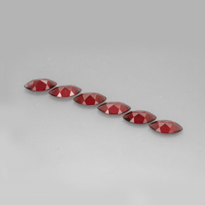 カラットの天然レッドアルマンディンガーネット（10.1×5.1 mm・マーキス）