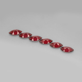 カラットの天然レッドアルマンディンガーネット（10.1×5.1 mm・マーキス）