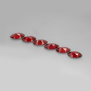カラットの天然レッドアルマンディンガーネット（10.2×5.1 mm・マーキス）