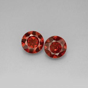 カラットの天然レッドアルマンディンガーネット（6.11 mm・ラウンドカット）