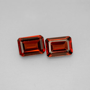カラットの天然レッドアルマンディンガーネット（7×5.1 mm・エメラルドカット）