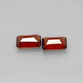 カラットの天然レッドアルマンディンガーネット（7×5.1 mm・エメラルドカット）