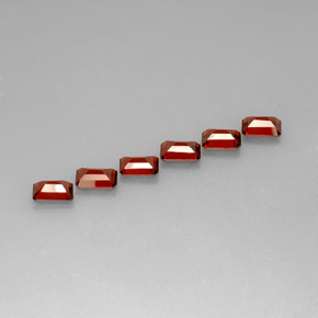 カラットの天然レッドアルマンディンガーネット（6.8×5 mm・エメラルドカット）