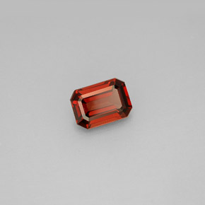 1.05カラットの天然レッドアルマンディンガーネット（6.8×4.8 mm・エメラルドカット）