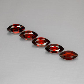 カラットの天然レッドアルマンディンガーネット（10.1×5 mm・マーキス）