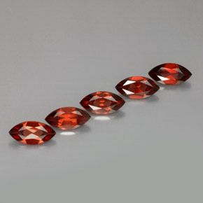 カラットの天然レッドアルマンディンガーネット（10×5 mm・マーキス）
