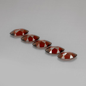 カラットの天然レッドアルマンディンガーネット（10.1×5.1 mm・マーキス）