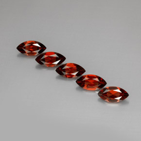 カラットの天然レッドアルマンディンガーネット（10.1×5.1 mm・マーキス）