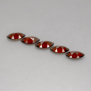 カラットの天然レッドアルマンディンガーネット（9.9×5 mm・マーキス）