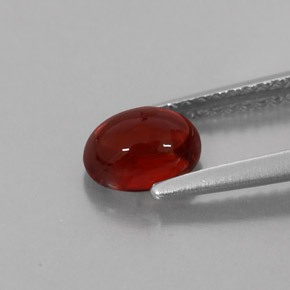 1.28カラットの天然レッドアルマンディンガーネット（6.7×5.1 mm・透明）